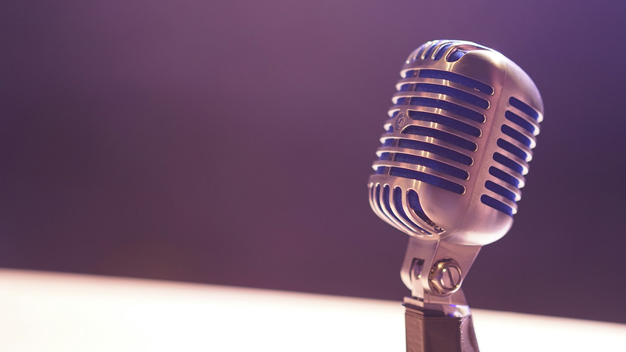 Condenser microphone with black background