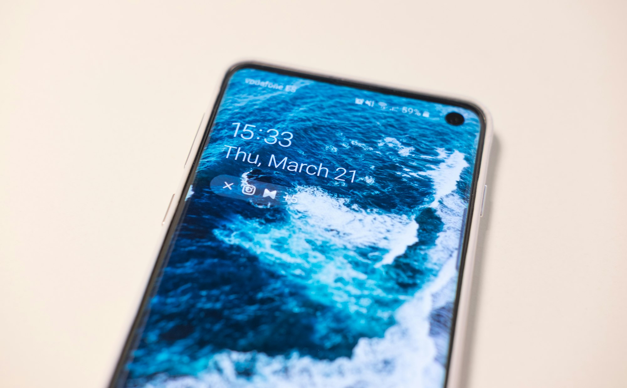 Selective focus photography of turned-on Android smartphone