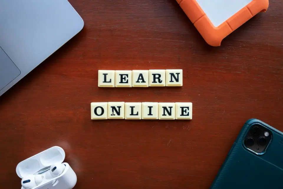 Scrabble tiles spelling Learn Online on a wooden table